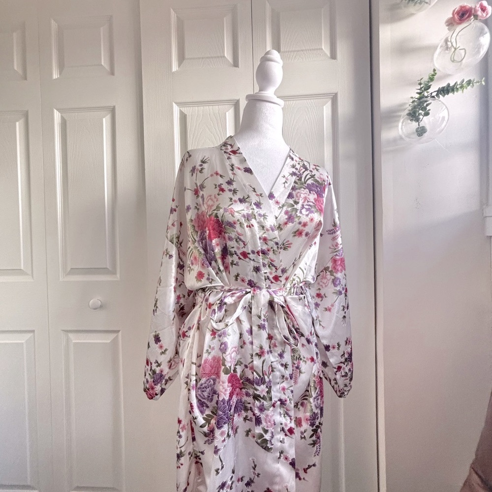 Floral White and Pink Robe - Picture 2 of 4